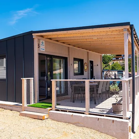 Vikendica Dragon Bay - Falkor *